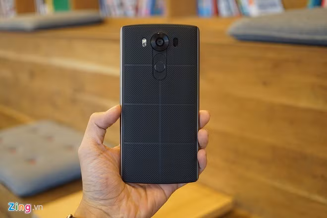 Mặt lưng hầm hố của LG V10 phù hợp với nam giới, với những đường vân nổi đan xen trên nắp lưng. Phím nguồn đặt dưới cụm camera.