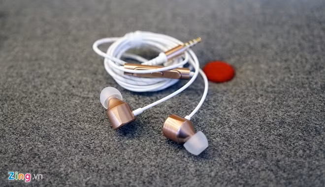 Tai nghe của LG V10 được hãng âm thanh AKG hiệu chỉnh để có thể chơi tốt nhạc lossless phân giải cao (hi-res).