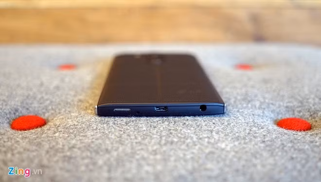 Loa, cổng sạc và cổng âm thanh được bố trí ở cạnh dưới.