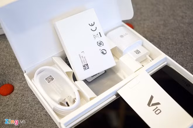 Phụ kiện đi kèm gồm pin rời, dây sạc, củ sạc và tai nghe.