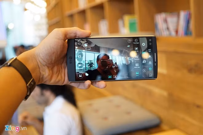 LG V10 trang bị hai camera trước và màn hình phụ bên cạnh màn hình chính. Hai camera trước giúp máy có thể chụp được những bức ảnh selfie góc rộng với nhiều người mà không cần dùng "gậy tự sướng".
