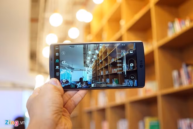 LG V10 sở hữu camera chính 16 MP, khẩu độ f/1.8. Điểm mới trên model này là LG đã bổ sung tính năng chạm để lấy nét tuỳ ý các điểm trên màn hình khi quay video, cùng với đó là 3 microphone trang bị công nghệ lọc gió, chống ồn và người dùng có thể tuỳ chỉnh âm thanh cho cả ba micro.