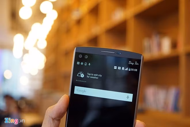 Màn hình phụ nằm ở viền trên của màn hình chính, có độ phân giải 160 x 1.040 pixel, tập trung hiển thị những ứng dụng thường dùng của người dùng, hiển thị nhanh các thông báo, cuộc gọi đến... mà không làm gián đoạn các ứng dụng đang chạy trên màn hình chính. Màn hình phụ này cũng có thể hiển thị tên riêng như một cách để cá nhân hoá thiết bị.