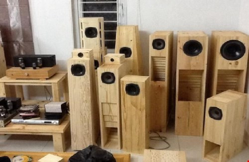  2. Loa toàn dải: cực kén người chơi Không thể phủ nhận chất lượng âm thanh mà thiết bị này tạo ra. Tuy nhiên, loa có nhược điểm cân nhắc trước khi người tiêu dùng định sắm. So với loa dàn bán dẫn, loa nhiều dải quen thuộc, việcthiết kế và gia công thùng loa cầu kỳ,thùng cồng kềnh và chi phí bỏ ra không hề nhỏ.