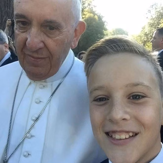 Một trong những bức ảnh thể hiện rõ nhất sự gần gũi với các con chiên của Giáo Hoàng Francis. Trong hình, cậu bé 11 tuổi - Kristupas Vorobjovas - đã nhanh chóng chụp ảnh khi Giáo Hoàng thăm người dân tại Washington, Mỹ.