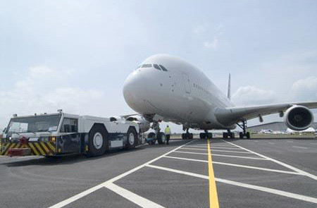  5. Máy bay "nửa nạc nửa mỡ" Mùa xuân năm 2005, chiếc Airbus A380 đang chuẩn bay thử lần đầu tại Toulouse thì các kỹ sư nhận được một thông báo lỗi từ phần mềm trên máy bay. Lỗi đó đã khiến hãng hàng không này thiệt hại tới 6 tỉ USD vì phải hoãn chuyến bay khách đầu tiên đến tận 2 năm sau đó. Vấn đề là hãng hàng không của Pháp sử dụng phần mềm CATIA 5 để thiết kế cho phần trước, trong khi đối tác bên Đức sản xuất phần đuôi máy bay lại dùng phiên bản CATIA 4. Dễ hiểu tại sao chúng không tương thích với nhau. Sự khác biệt giữa 2 phần mềm sẽ dẫn đến việc những đoạn dây cáp hoạt động sai chức năng, và cần phải nối lại những đầu dây này. Ngay cả khi người ta viết code để giúp chúng tương thích với nhau thì vẫn cần 1 dây dẫn tín hiệu riêng để kết nối cả 2 đầu máy bay. Tuy nhiên các kỹ sư thì cho rằng chiếc Airbus A380 không đủ không gian để nối thêm một dây tín hiệu cách dây điện một khoảng cách đủ xa để tránh tình trạng nhiễu tín hiệu. Có lẽ nhiều người nghĩ rằng chỉ cần nối khớp các đầu dây cáp là xong, tuy nhiên nên nhớ rằng dây cáp trên A380 có tổng độ dài lên đến 530km, hơn 100.000 dây khác nhau và 40.000 đầu kết nối. 