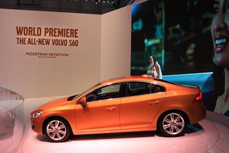  4. Bảo hộ tai nạn xe hơi thất bại thê thảm Trong khi hãng Volvo trình diễn hệ thống tránh va chạm trên chiếc S60 thì động cơ của nó bất ngờ bốc cháy và thiêu trụi cả chiếc xe. Chiếc S60 được thiết kế để dự đoán trước những va chạm sắp xảy ra, nhưng vấn đề giữa hệ thống điều khiển và pin đã làm Volvo phải ê mặt. Không nản chí, hãng tiếp tục thử nghiệm chiếc S60 với màn trình diễn hệ thống điểu khiến có khả năng tránh người đi bộ. Hệ thống này sử dụng bộ cảm biến và camera để xác định vị trí người đi đường và thực hiện cú phanh gấp nếu dự đoán thấy vạ chạm. Và trong thử nghiệm này chiếc xe của Volvo đã kịp phanh trước 9 trong số 12 hình nộm, số còn lại thì bị hất tung lên trời. Các chuyên gia đã trả lời trường hợp này ra sao? Một nghiên cứu tại đại học Washington đã hack vào hệ thống điều khiển của nhiều chiếc xe khác nhau và phát hiện ra rằng những hệ thống này có thể tự động kích hoạt điều khiển gần như toàn bộ chức năng của xe và không tuân theo sự điều khiển của người cầm lái, bao gồm cả phanh.