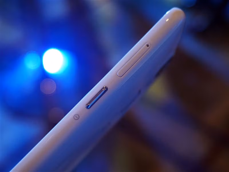 Blade A1 có 5 sự lựa chọn về màu sắc gồm vàng, xanh lá, xanh nước biển, trắng và xám. Giá bán của nó là 93 USD (tương đương 2,09 triệu đồng). Sản phẩm này sẽ được lên kệ vào ngày 11/12 tới.