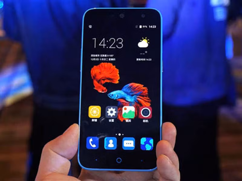 Điện thoại ZTE Blade A1 có thiết kế khá giống với chiếc iPhone 5c của Apple. Lớp vỏ của nó được làm bằng nhựa nguyên khối, các góc được bo tròn. Đặc biệt nó còn được tích hợp công nghệ cảm biến vân tay, được đặt ở mặt lưng (phía dưới camera chính).