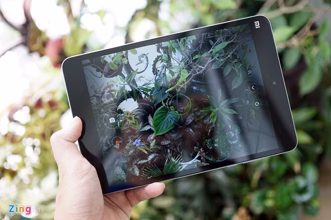 Máy có camera chính 8 MP khẩu độ f/2.0. Pin 6.190 mAh. Với thiết kế và cấu hình như trên và được bán ở mức giá 4,19 triệu đồng, Xiaomi Mi Pad 2 đang là chiếc tablet Android giá tốt nhất thị trường. Dù vậy, máyquá giống iPad Mini, không có sự khác biệt trong thiết kế và chưa có bản ROM Cook tích hợp kho ứng dụng chính thống của Google.