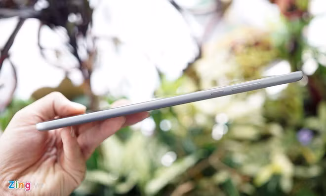 Mi Pad 2 có độ mỏng chỉ 6,95 mm, nặng 322 gram, nhẹ hơn Mi Pad đời đầu. Cạnh bên của máy có phím nguồn và phím âm lượng, không có chốt gạt để tắt âm hay khoá xoay màn hình như trên iPad.