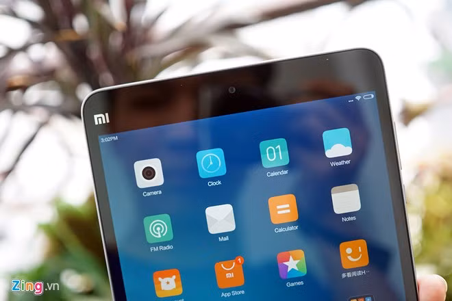 Logo Xiaomi nằm gọn ở góc trên bên trái của máy. Mi Pad 2 có camera trước 5 MP.