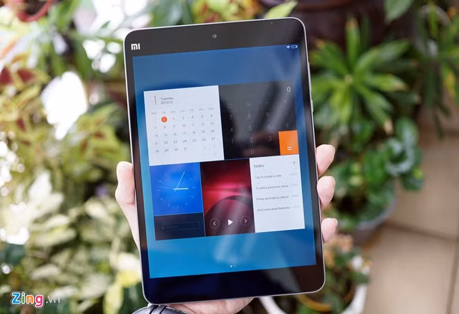 Mi Pad 2 có cấu hình mạnh khi sở hữu chip Intel X5-Z8500 64 bit, bốn nhân, tốc độ 2,24 GHz, RAM 2 GB, bộ nhớ trong 16 GB (hoặc 64 GB).