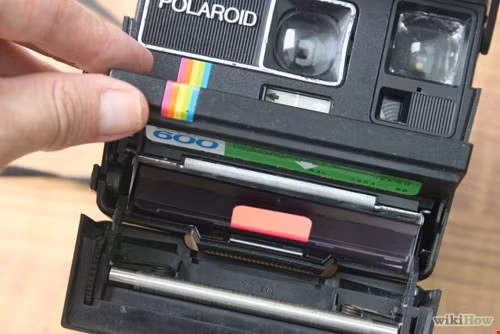 Với người lần đầu chơi máy, nên cẩn trọng trong thao tác tháo/lắp phim Polaroid. Khi ảnh đang trượt ra khỏi máy, bạn không nên để máy rung lắc, khiến ảnh bị cong, gập.