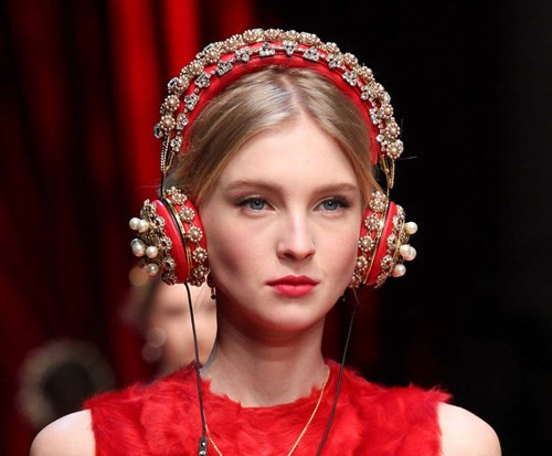  Chiếc tai nghe của hãng Dolce &amp; Gabbana. Chiếc tai nghe đính đá quý, lông vũ và ngọc trai trị giá 160 triệu đồng của hãng Dolce &amp; Gabbana sẽ là món quà Giáng sinh xa xỉ. Chiếc tai nghe là phụ kiện trong BST Thu Đông 2016 của hãng thời trang danh tiếng Ý. 