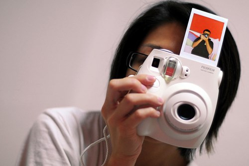 Nếu là người yêu thích các bức hình khổ rộng thì máy ảnh chụp lấy hình ngay không phải lựa chọn của bạn bởi kích thước ảnh là cố định, tùy theo khổ film, tương ứng từng kiểu máy. Máy nhỏ không thể chụp ảnh to và ngược lại.