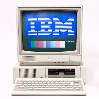  4. Bàn phím không dâyFreeboard. Sau hàng loạt thành công của máy tính hướng đến doanh nghiệp, IBM thực hiện kế hoạch nhằm đảm bảo vị trí trên thị trường với chiếc PCjr năm 1984. Một trong những tính năng chính của PCjrlà bàn phím“kết nối không dây” Freeboard, chạy pin AA và kết nối với máy tính qua hồng ngoại. Freeboard được xem như là tiền đề của bàn phím Bluetooth và bàn phím RF đang được sử dụng phổ biến cho Macbook hiện nay.