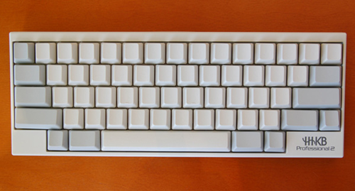  8. Bàn phímHappy Hacker. Trong khi Model M bao phủ toàn bộ giao diện với tất cả những phím, thì Happy Hacker chỉ tập trung vào những phím cần thiết, giảm thiểu chỉ còn khoảng 60 phím. Được ra mắt năm 1996 bởi PFU Limited và được sản xuất bởi Fujitsu, những bàn phím nhỏ gọn này được sắp xếp theo cách bố trí của UNIX, tối ưu hóa và dễ sử dụng.