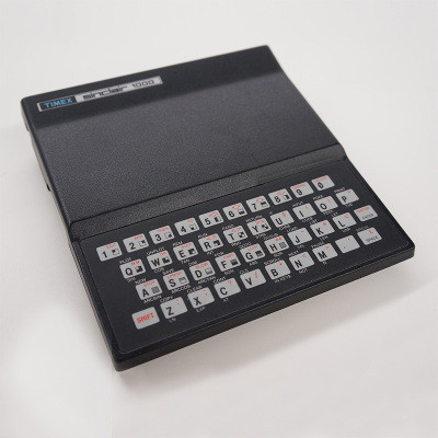  3. Bàn phím cơ. Trong những năm 80, một dạng bàn phím xuất hiện trong thời gian ngắn với mức giá rẻ, có khả năng chống nước và bụi, đó là bàn phím cơ.Nhiều máy tính xách tay loại nhỏ như Sinclair ZX81 và Sinclair 1000 cũng chuyển sang dùng bàn phím này để hạ giá thành sản phẩm.