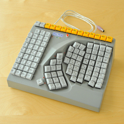  2. Bàn phím công thái học. PCD Maltron gia nhập thị trường bàn phím công thái học từ năm 1977. Nhiều mô hình bàn phím được công ty này thiết kế để giảm thiểu căng ngón tay khi đánh máy trong thời gian dài và hỗ trợ cho người khuyết tật sử dụng. Bàn phím 3D do PCD Maltron sản xuất năm 1989.