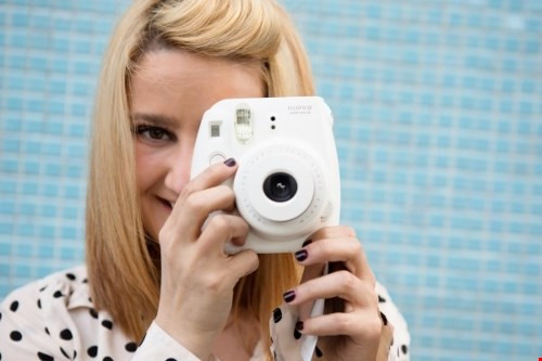 Việc đầu tư cho máy ảnh tuy không nhiều, xong đầu tư cho phim máy lại đáng phải suy nghĩ. Một hộp 20 tấm phim của Polaroidvào khoảng 350 nghìn, như vậy để có một bức hình "nóng hổi" ngay tại chỗ bạn mất 15 nghìn cho mỗi tấm.