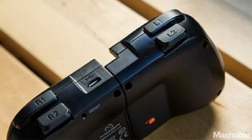 Bên cạnh việc đó, bạn nên chú ý đến chức năng rung của tay cầm, đảm bảo Gamepad nhạy bén ở điểm này khi chơi thử. Đồng thời, nhận diện cổng kết nối USB của tay cầm với máy tính hoạt động trơn tru.