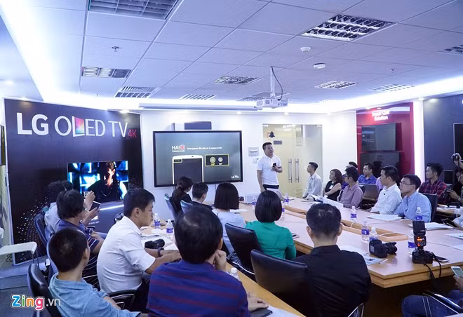 LG giới thiệu chiếc điện thoại LG V10 tại Việt Nam. Đây là chiếc smartphone cao cấp nhất của hãng, được định vị trên cả dòng G và có nhiều nét khác biệt.