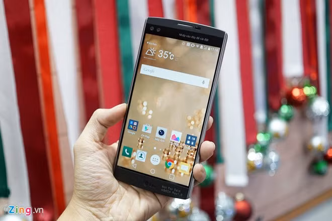 LG V10 trang bị hai camera trước và màn hình phụ bên cạnh màn hình chính. Hai camera trước giúp máy có thể chụp được những bức ảnh selfie góc rộng với nhiều người mà không cần dùng "gậy tự sướng".