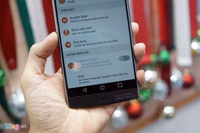 LG V10 hỗ trợ chơi nhạc chất lượng cao (Hi-Res) khi có thể phát được nhạc 32 bit nhờ vào bộ chuyển đổi tín hiệu DAC ESS Sabre 9018C2M lẫn head-amp, đi kèm tai nghe cao cấp do hãng âm thanh AKG của Áo hiệu chỉnh.