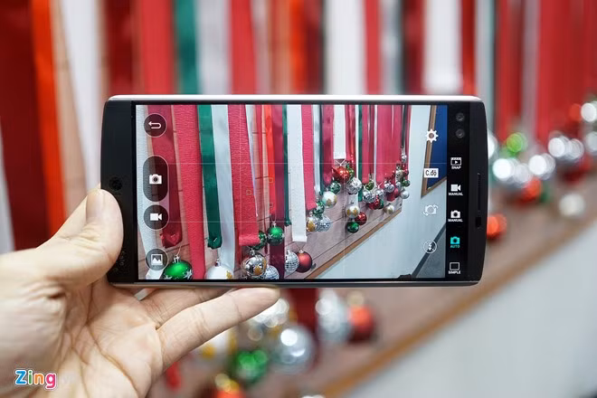 LG V10 sở hữu camera chính 16 MP, khẩu độ f/1.8. Điểm mới trên model này là LG đã bổ sung tính năng chạm để lấy nét tuỳ ý các điểm trên màn hình khi quay video, cùng với đó là 3 microphone trang bị công nghệ lọc gió, chống ồn và người dùng có thể tuỳ chỉnh âm thanh cho cả ba micro. Model này sẽ lên kệ từ 21/12, giá 15,99 triệu đồng với hai màu đen và trắng. Những khách đặt mua trước sản phẩm này sẽ nhận được tai nghe Bluetooth và thẻ nhớ 128 GB.