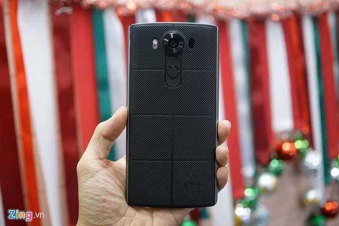 Mặt lưng máy khá hầm hố với những đường vân nổi và cắt xẻ ngang dọc.