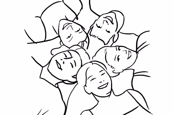 7. Yêu cầu cả nhóm nằm trên cỏ ngoài trời hoặc trên sàn nhà thành một vòng tròn và bạn chụp từ trên cao. Nụ cười vui vẻ của mọi người sẽ là điểm thu hút của bức ảnh.