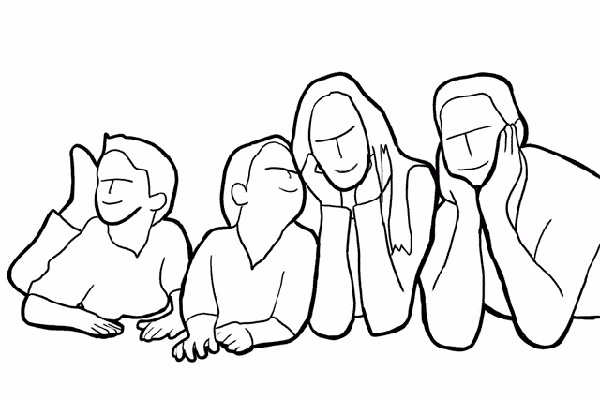 14. Một gia đình nằm gần nhau trên mặt đất. Mọi người hơi nhô nửa người phía trên và dùng tay làm điểm tựa. Chụp họ từ một góc thấp.