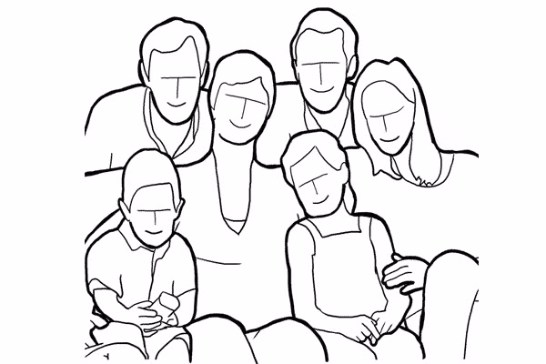 12. Bây giờ, chúng ta hãy xem xét một số mẫu chụp ảnh trong gia đình. Cách phổ biến nhất để chụp ảnh tất cả các thành viên gia đình là mọi người cùng ngồi trên một chiếc ghế trong phòng khách. Dù đây không phải là cách sáng tạo nhất để chụp một bức ảnh gia đình, nhưng kết quả cũng khá tốt. Cách dễ nhất để cải thiện những bức ảnh kiểu này chỉ đơn giản là cắt cúp thật chặt. Không cần phải đưa cái ghế cũng như nội thất của phòng khách vào trong ảnh, chỉ cần có đầy đủ các thành viên trong gia đình là được.