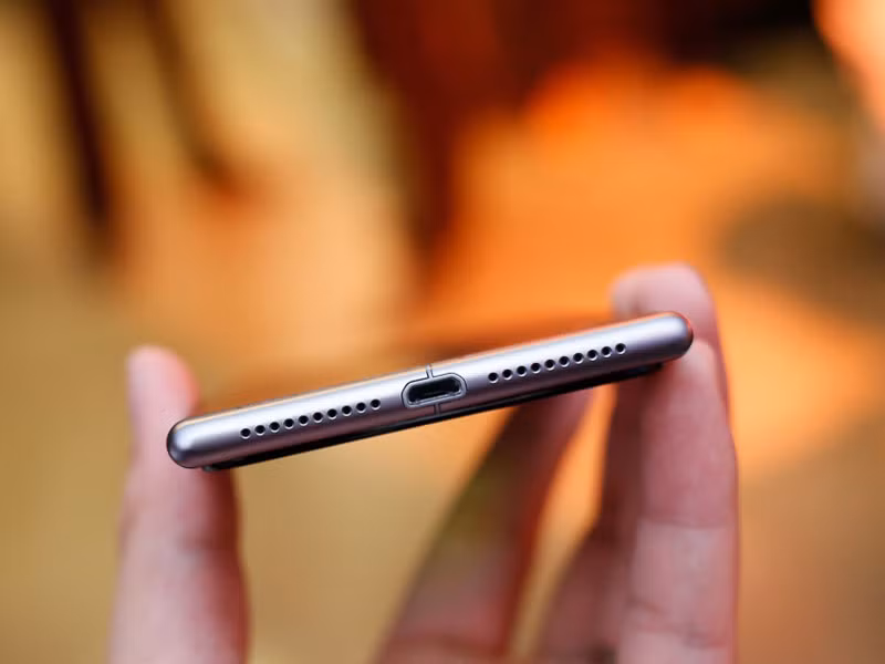 Cạnh đáy là nơi bố trí loa ngoài và cổng microUSB.