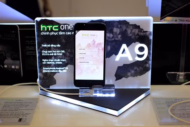 Mẫu HTC One A9 vừa lên kệ tại Việt Nam cũng được trưng bày tại đây. Đây là model chuyên chụp ảnh và nhấn mạnh vào thiết kế của HTC.