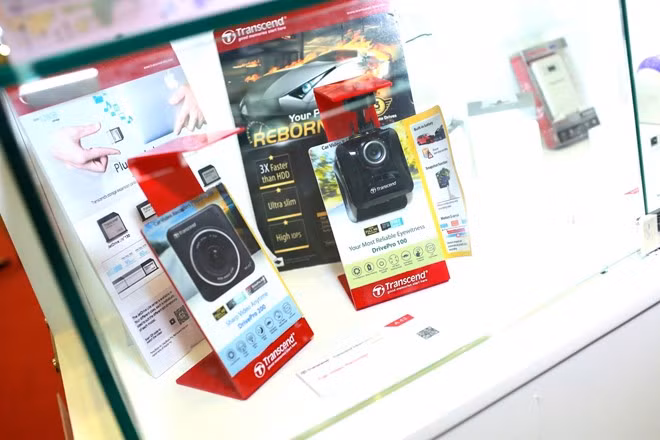 Mẫu camera hành động tương tự GoPro, Sony ActionCam của Transcend.