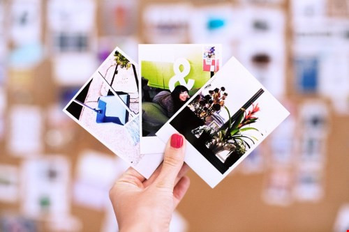 Hơn nữa, nguồn cung cấp phim hiện khá hạn chế (chủ yếu của hãng Fujifilm). Các tấm hình của máy có chất lượng kém hơn dòng máy ảnh thông thường khác,ảnh in ra có cỡ nhỏ, màu bay nhanh.