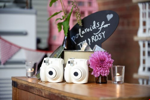 Điểm trừ cuối cùng, đó là máy hơi dày và lớn hơn máy compact khác. Bạn có thể khắc phục điểm này bằng việc dùng một chiếc túi nhỏ đựng máy. Mặc dù khá nhiều điểm cần cân nhắc xong với những ai muốn lưu giữ khoảnh khắc qua bức hình độc đáo này vẫn có thể "rinh" Polaroid sau khi đã soi kỹ sản phẩm.