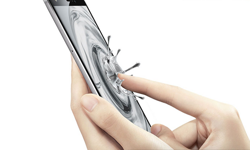  6. Công nghệ màn hình cảm ứng lực. Synaptics - nhà sản xuất thiết bị cảm ứng, bàn rê chuột và điều khiển đã công bố công nghệ cảm ứng lực mang tên ClearForce và cho biết Samsung là một trong những đối tác nòng cốt khi triển khai. Tương tự như công nghệ cảm ứng 3D Touch mà Apple trang bị cho iPhone 6S/6S Plus, ClearForce cho phép nhận dạng lực bấm từ ngón tay người dùng theo các cấp độ khác nhau.