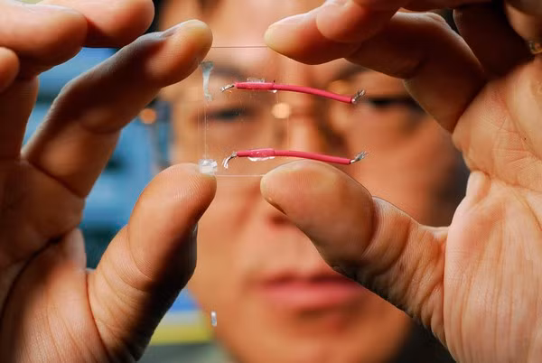  6. Quần áo phát ra điện Các nhà nghiên cứu về công nghệ Nano đang nghiên cứu những bộ quần áo giúp người mặc thấy thoải mái hơn. Theo Giáo sư Ashwini Agarwal của Viện Công nghệ Ấn Độ Delhi: "Sợi vải và tơ là những chất liệu có cấu trúc một chiều. Nhờ vào công nghệ Nano, chúng ta có thể tiết kiệm chi phí và tăng độ bền của chúng. Ngoài việc tạo ra sợi nano đa hợp, công nghệ này còn có tác dụng trong việc thay đổi màu sắc bề mặt vải cũng như giúp bộ quần áo đẹp hơn. Nhờ đó, những sản phẩm dệt may trở nên bắt mắt và thu hút khách hàng hơn." Sợi nano cũng đang được sử dụng để tạo ra năng lượng nhờ vào sự cử động của cơ thể. Một bộ quần áo "năng lượng" sẽ có khả năng phát điện đến các thiết bị điện tử nhỏ. Điều này rất giúp ích cho các binh lính, nhà leo núi hay người tham gia các hoạt động thể chất khác.