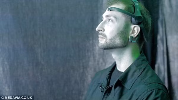 Bộ ống nghe này sau đó sẽ chỉnh sửa những hình ảnh mà một người xem được tùy theo tiềm thức của họ. Bằng cách này, các đoạn kể chuyện có thể được hình thành và điều khiển bởi mức độ tập trung của người xem. Trưởng dự án cho biết: "Khán giả có thể diễn đạt cảm xúc của họ vào bộ phim họ đang xem. Mục đích của dự án nhằm giúp mọi người có thể nhìn thấy và nghe được giấc mơ của họ. Trong 10 - 15 năm tới, nghiên cứu này có thể giúp chúng ta có thể ghi lại toàn bộ giấc mơ của mình".