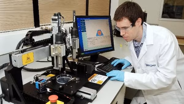  4. Máy in sinh học 3D "siêu phàm" Các nhà nghiên cứu Úc mới đây đã chế tạo ra một "chiếc máy in" sinh học 3D có thể được dùng để tạo ra cơ quan hỗ trợ nhằm thay thế kịp thời một cơ quan trong cơ thể lúc phẫu thuật. Thiết bị này có khả năng nuôi dưỡng các mạch máu và mặc dù đang trong giai đoạn kiểm tra nhưng những nhà sáng chế nói rằng, những mạch máu được "in" ra từ thiết bị này có thể được dùng trong phẫu thuật bắc cầu động mạch vành trong ít nhất 5 năm tới, trong khi đó, những cơ quan phức tạp hơn như tim, gan, hay xương có thể là 10 năm.