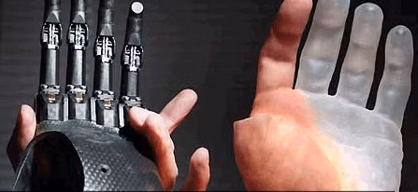  2. Tay điện tử điều khiển bằng ý nghĩ Cơ quan quản lý và tài trợ nghiên cứu khoa học DARPA đã đưa ra phát minh về cánh tay điện tử - trợ thủ đắc lực cho các cựu chiến binh bị mất tay. Cánh tay nhân tạo này cử động giống như thật và sẽ có thể làm được bất cứ thứ gì, ví dụ như chơi piano, cầm một chiếc ly, hay giúp người sử dụng uống cafe. Nhờ vào các phần tử cảm biến truyền tín hiệu đến não, người đeo cánh tay giả này có thể hoạt hóa từng ngón tay đơn lẻ, điều khiển cánh tay nhờ vào hàng loạt những cảm xúc khác nhau, cảm nhận được bất cứ thứ gì khi họ cầm và nắm.