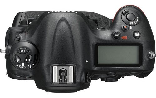 Cũng dựa vào những hình ảnh mới nhất, giới quan sát công nhận mẫu máy ảnh Nikon D5 nhìn chung không mấy khác biệt so với người anh em D4 đang có mặt trên thị trường. Thay đổi có chăng chính là hệ thống điều khiển ở mặt trên cũng như mặt lưng máy.