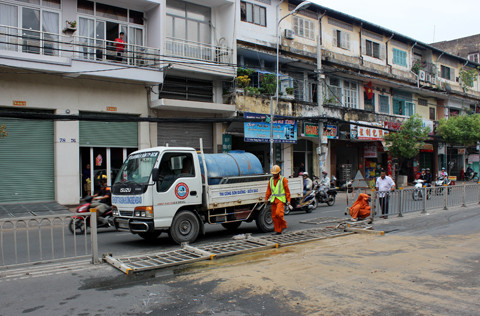 Xe tai bay qua dai phan cach, dam nat dau taxi