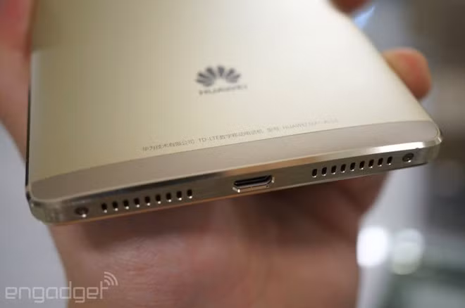 Cận cảnh cụm loa ngoài và cổng kết nối ở cạnh dưới của Mate 8.