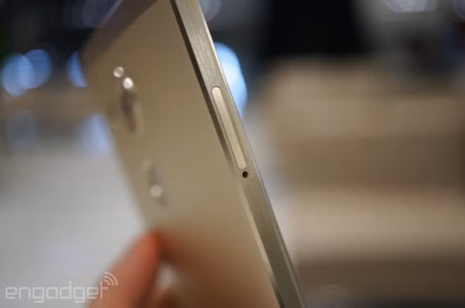 Cận cảnh khe cắm thẻ SIM trên Huawei Mate 8.