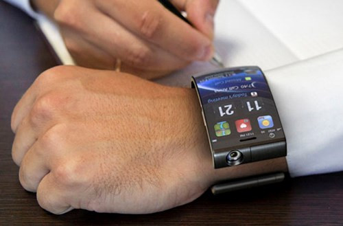  EmoPulse. Chiếc điện thoại đồng hồ đeo cổ tay có thiết kế đẹp mắt hơn bất kỳ concept nào khác. Chiếc đồng hồ này có màn hình lớn hơn và dường như linh hoạt hơn. Với OMAP 5, EmoPulse có khả năng hiển thị cùng một lúc 3 video HDhoặc hiển thị một video trên màn hình 3D. Tất nhiên, chiếc điện này được hỗ trợ 4G và USB 3.0. Nó cũng sẽ có bộ nhớ trong flash với dung lượng từ 128 – 256GB dành cho lưu trữ dữ liệu và thời lượng pin đủ dùng trong hai ngày.