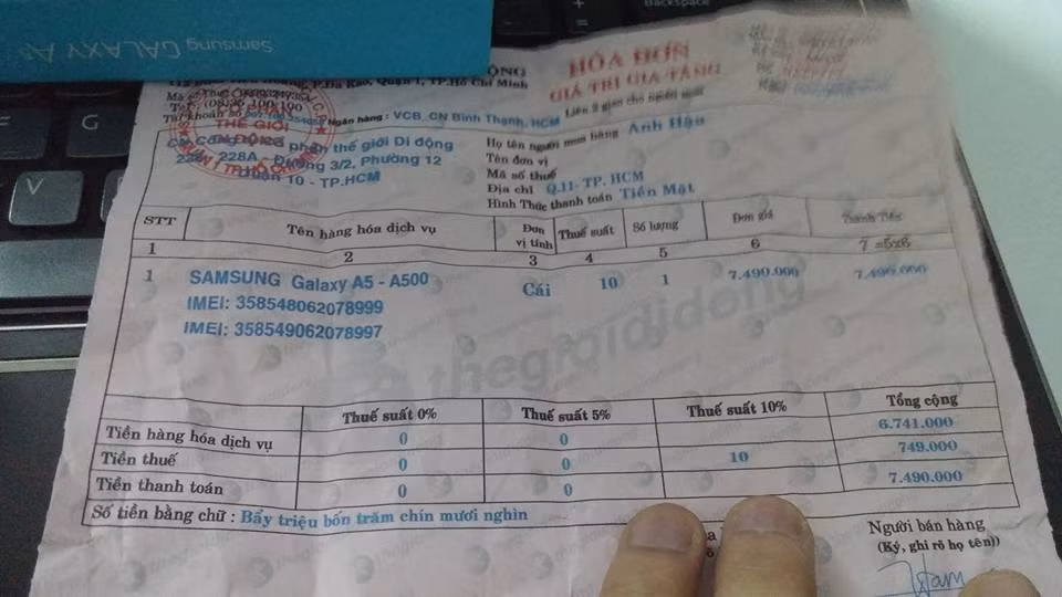  3. Samsung Galaxy A5, A7 bị giả mạo tinh vi Hồi đầu tháng 9/2015, lần theo những topic của các nạn nhân trên trang rao vặt Nhật Tảo, diễn đàn Tinh Tế cũng như Facebook, kịch bản của đối tượng là rao bán mẫu Galaxy A5 "chính hãng" với giá mềm hơn theo tình trạng "máy mới mua về sử dụng được ít ngày thì muốn đổi sang máy khác nên bán rẻ, còn fullbox và đầy đủ hóa đơn/phiếu bảo hành…", kịch bản là "có việc gấp nên giao dịch đâu đó ngoài đường cho tiện", khi kiểm tra qua loa cấu hình và bị mớ hóa đơn/phiếu bảo hành cũng như IMEI kia qua mặt thì ai cũng tin tưởng hoàn tất giao dịch và cầm máy về…